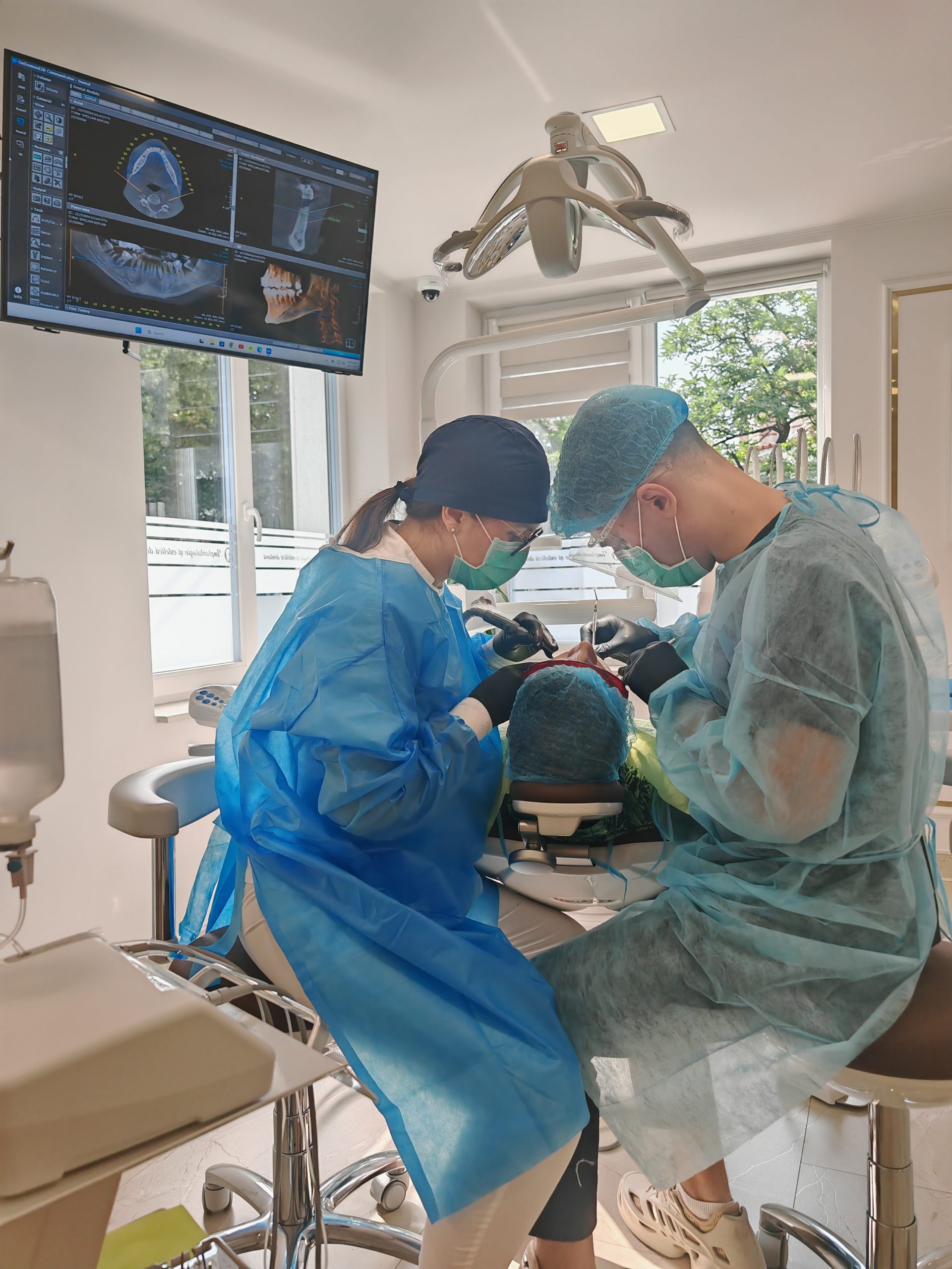 Cum se face un implant dentar cu ajutorul tehnologiei digitale? Explicația medicilor Dental Chic din Cluj-Napoca