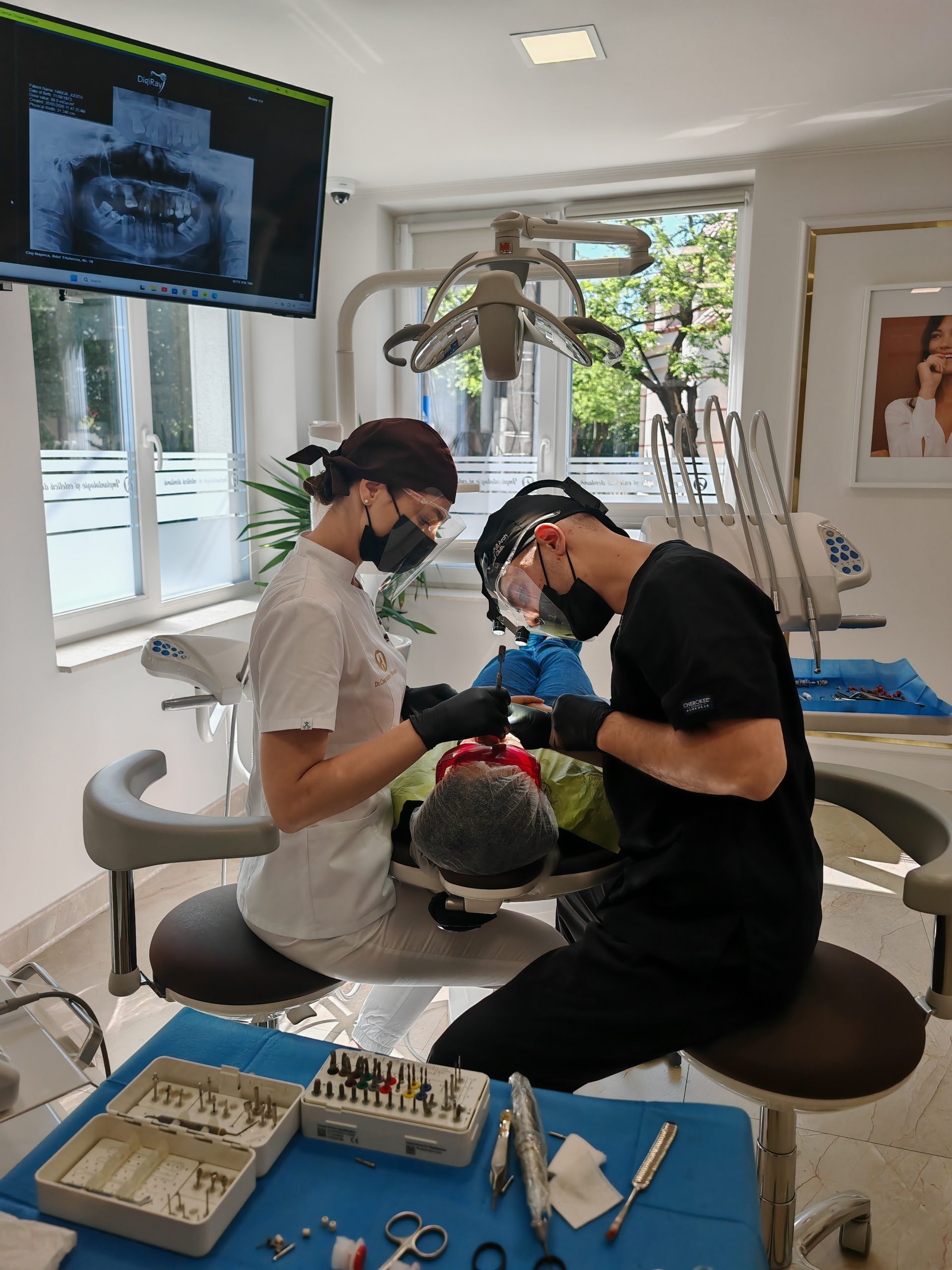 Cum se face un implant dentar cu ajutorul tehnologiei digitale? Explicația medicilor Dental Chic din Cluj-Napoca