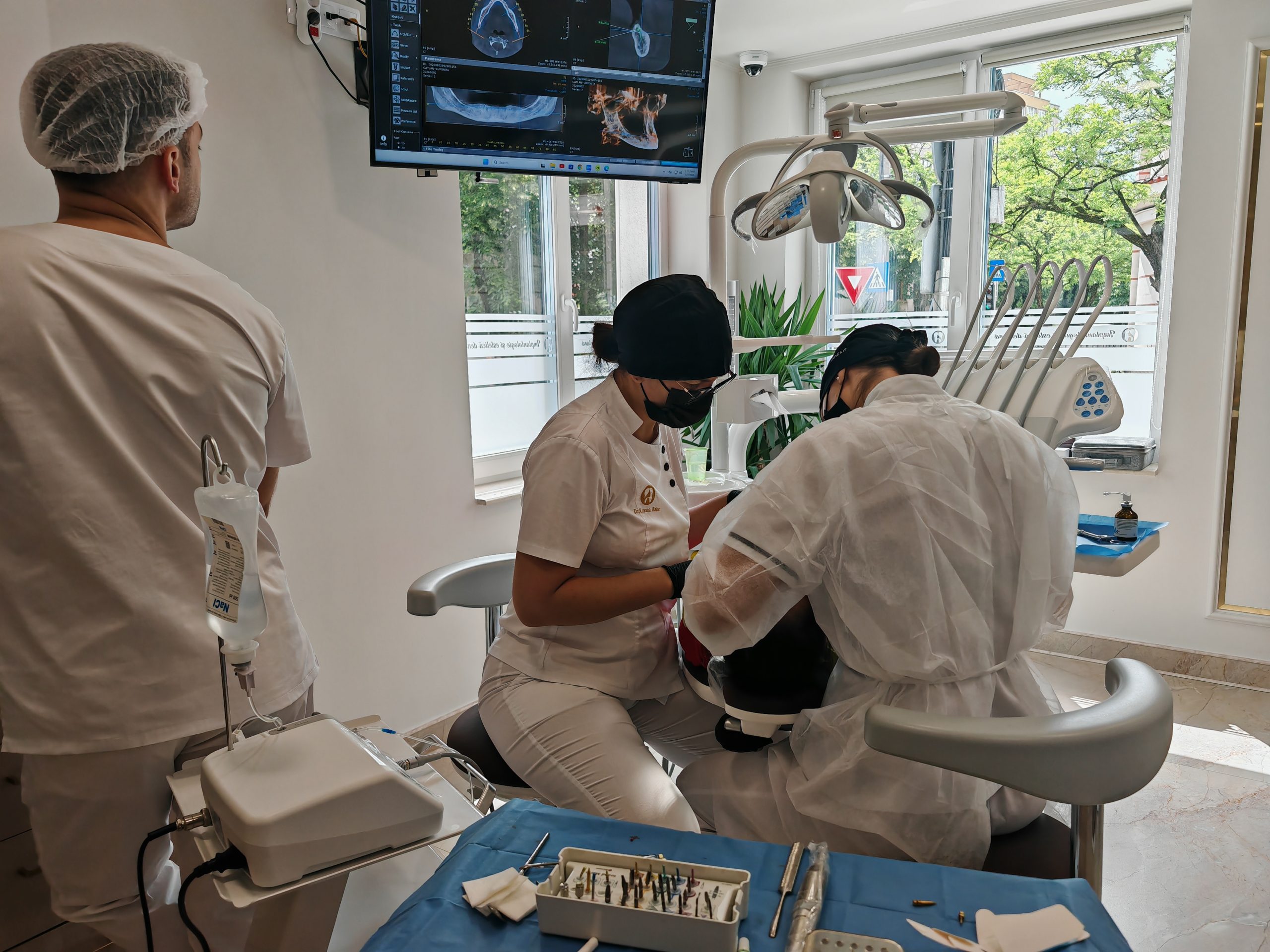 Cum se face un implant dentar cu ajutorul tehnologiei digitale? Explicația medicilor Dental Chic din Cluj-Napoca